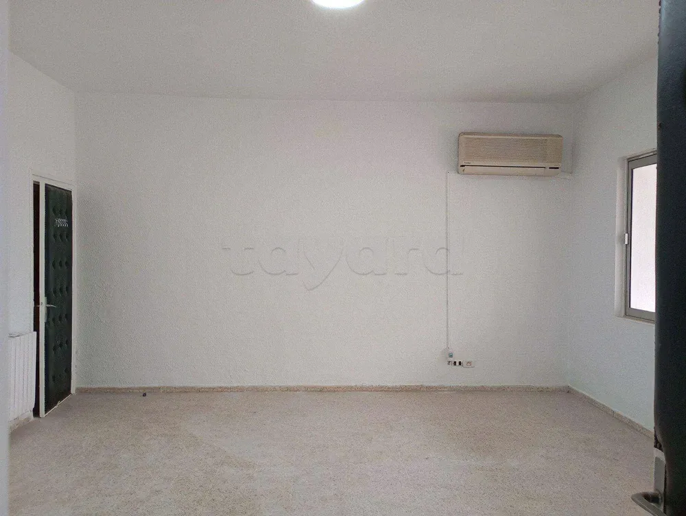 un appartement s+3 vide pour usage bureautique