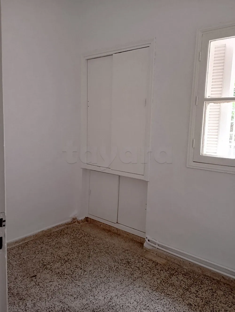 un appartement s+3 vide pour usage bureautique