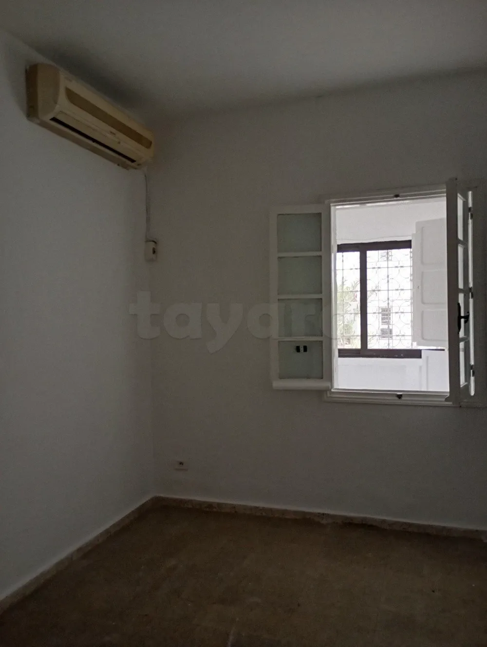 un appartement s+3 vide pour usage bureautique
