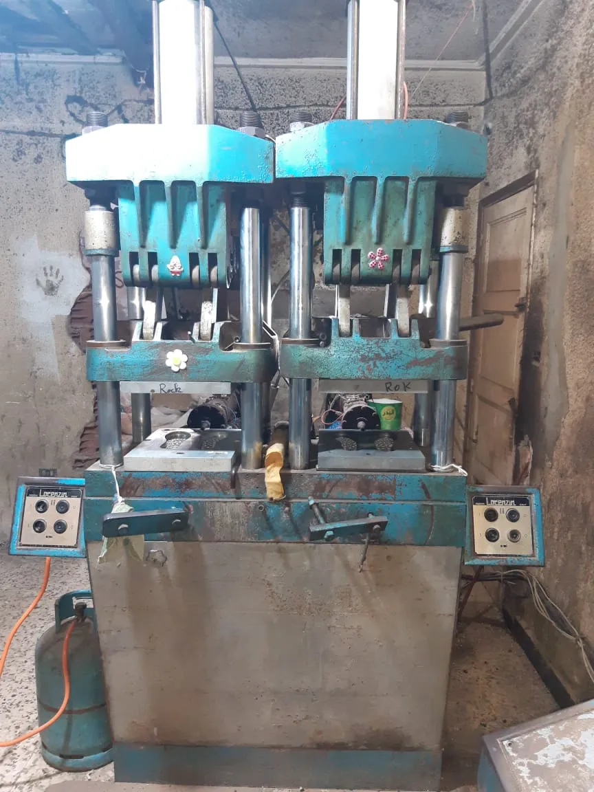 Machine d’injection pour semelles PVC – Équipée et prête à l’emploi