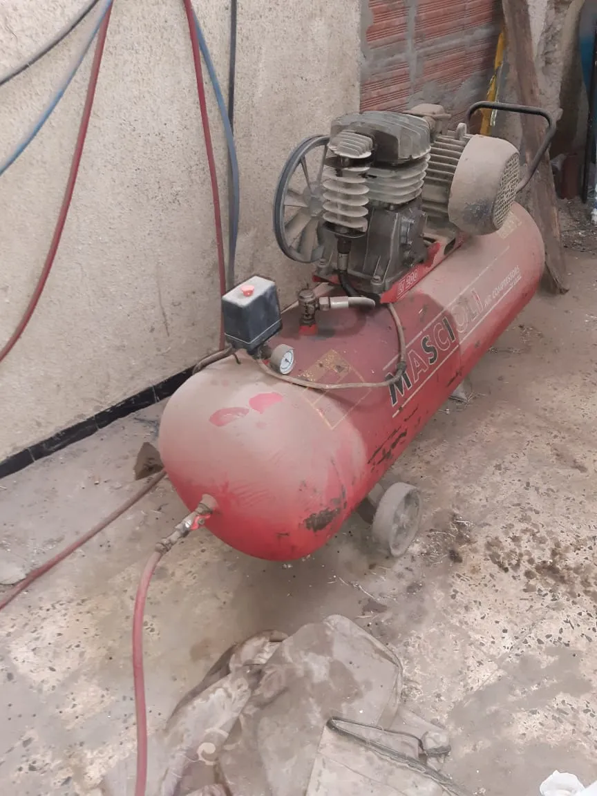 Machine d’injection pour semelles PVC – Équipée et prête à l’emploi