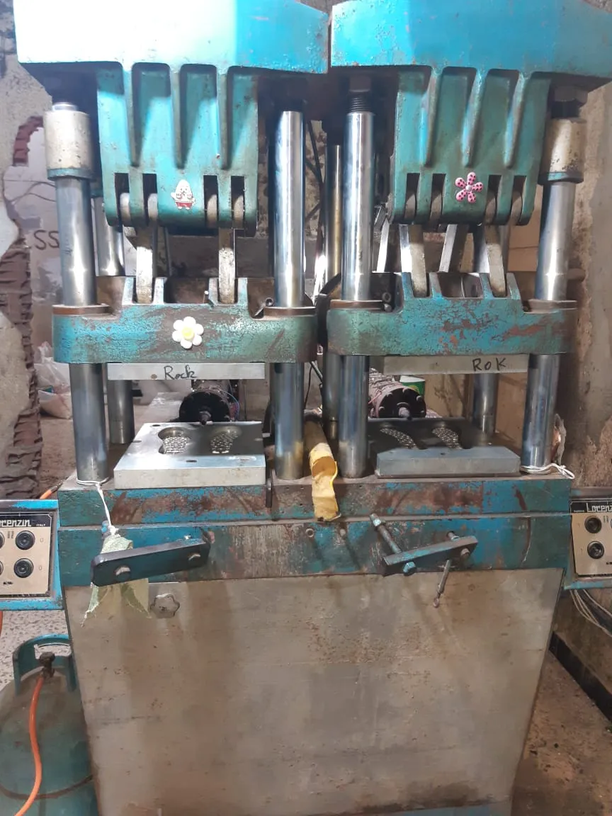 Machine d’injection pour semelles PVC – Équipée et prête à l’emploi