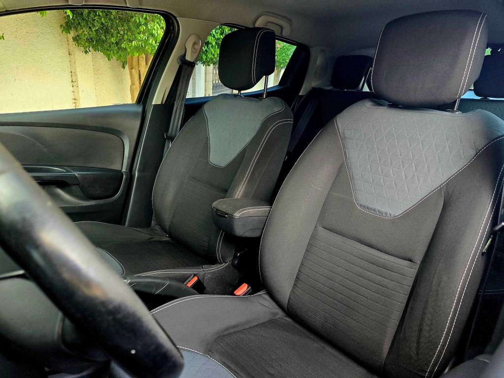🚘 Renault Clio 2015 essence 4 cylindres🚘
          🔁 on accepte l échange des voitures
     