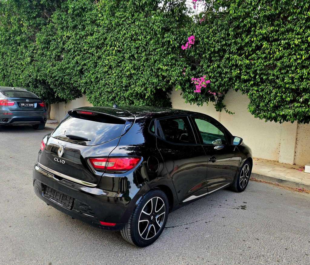 🚘 Renault Clio 2015 essence 4 cylindres🚘
          🔁 on accepte l échange des voitures
     