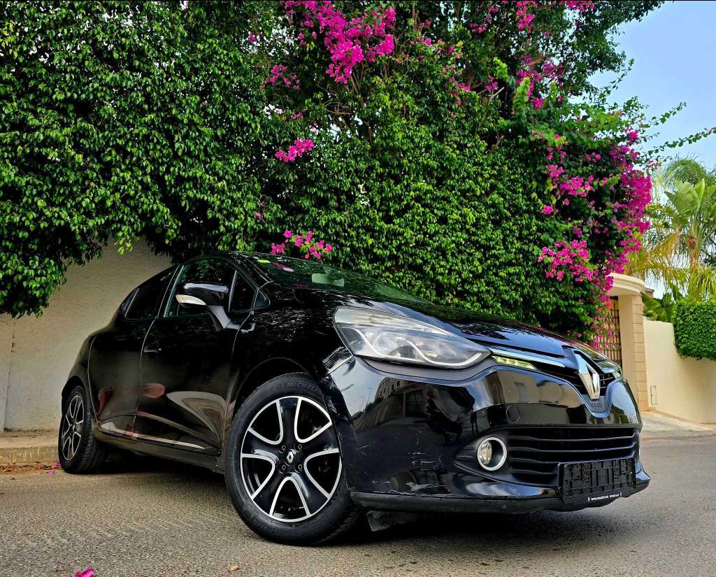 🚘 Renault Clio 2015 essence 4 cylindres🚘
          🔁 on accepte l échange des voitures
     