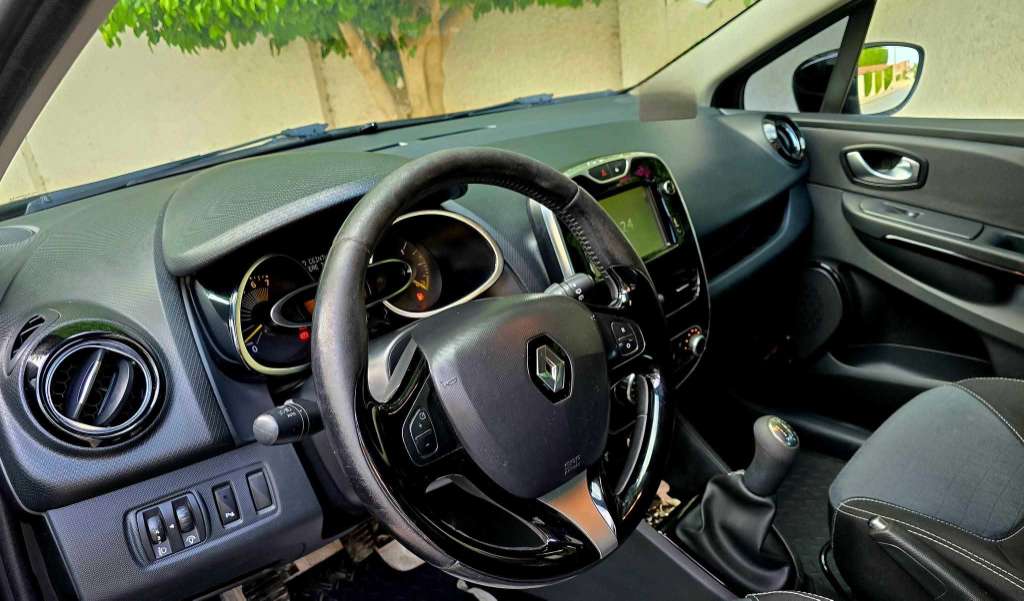 🚘 Renault Clio 2015 essence 4 cylindres🚘
          🔁 on accepte l échange des voitures
     