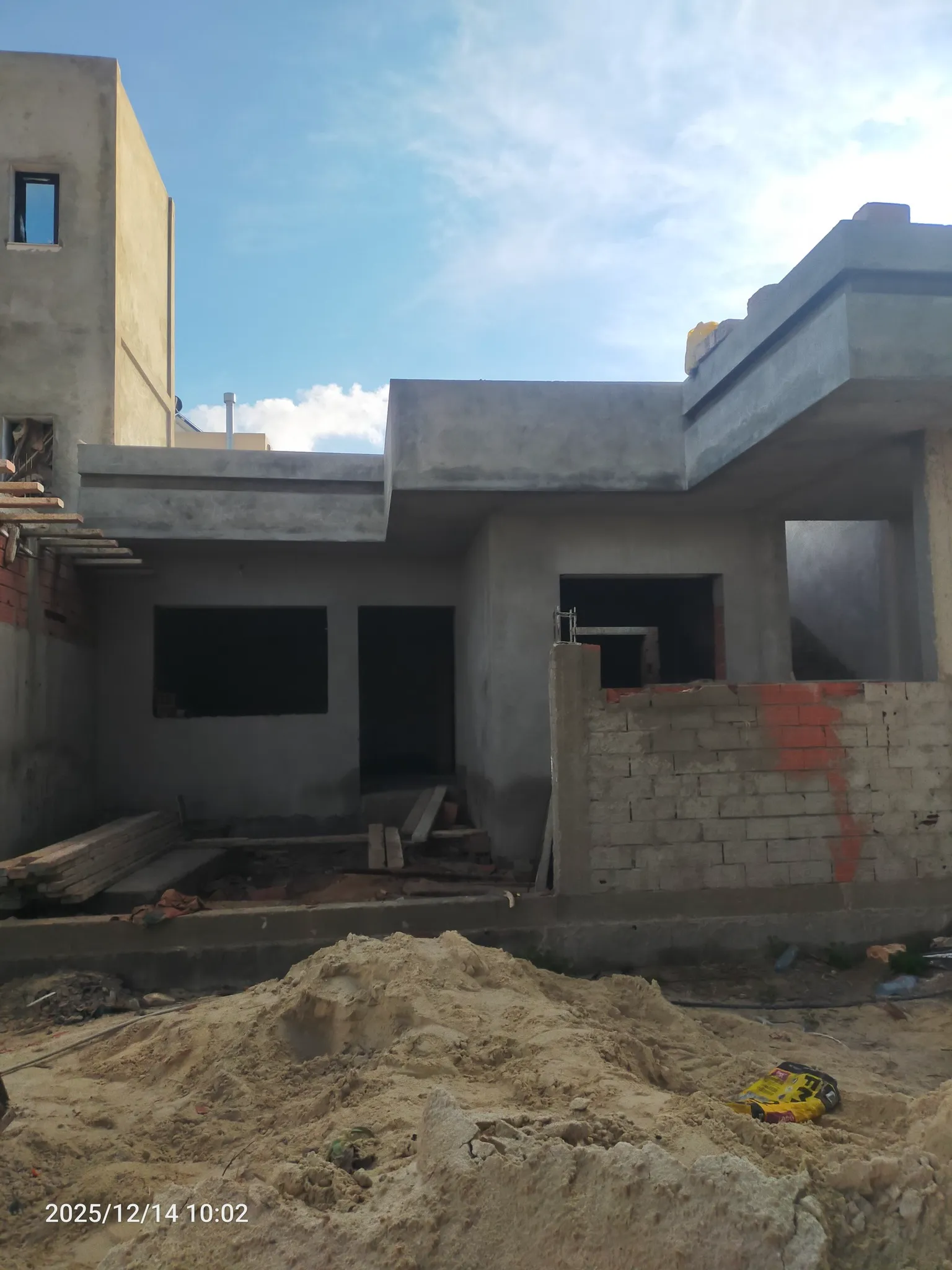 للبيع منزل مستقل في بحر الهوارية يبعد 70 متر على الشاطئ نسلموه جاهز للسكن