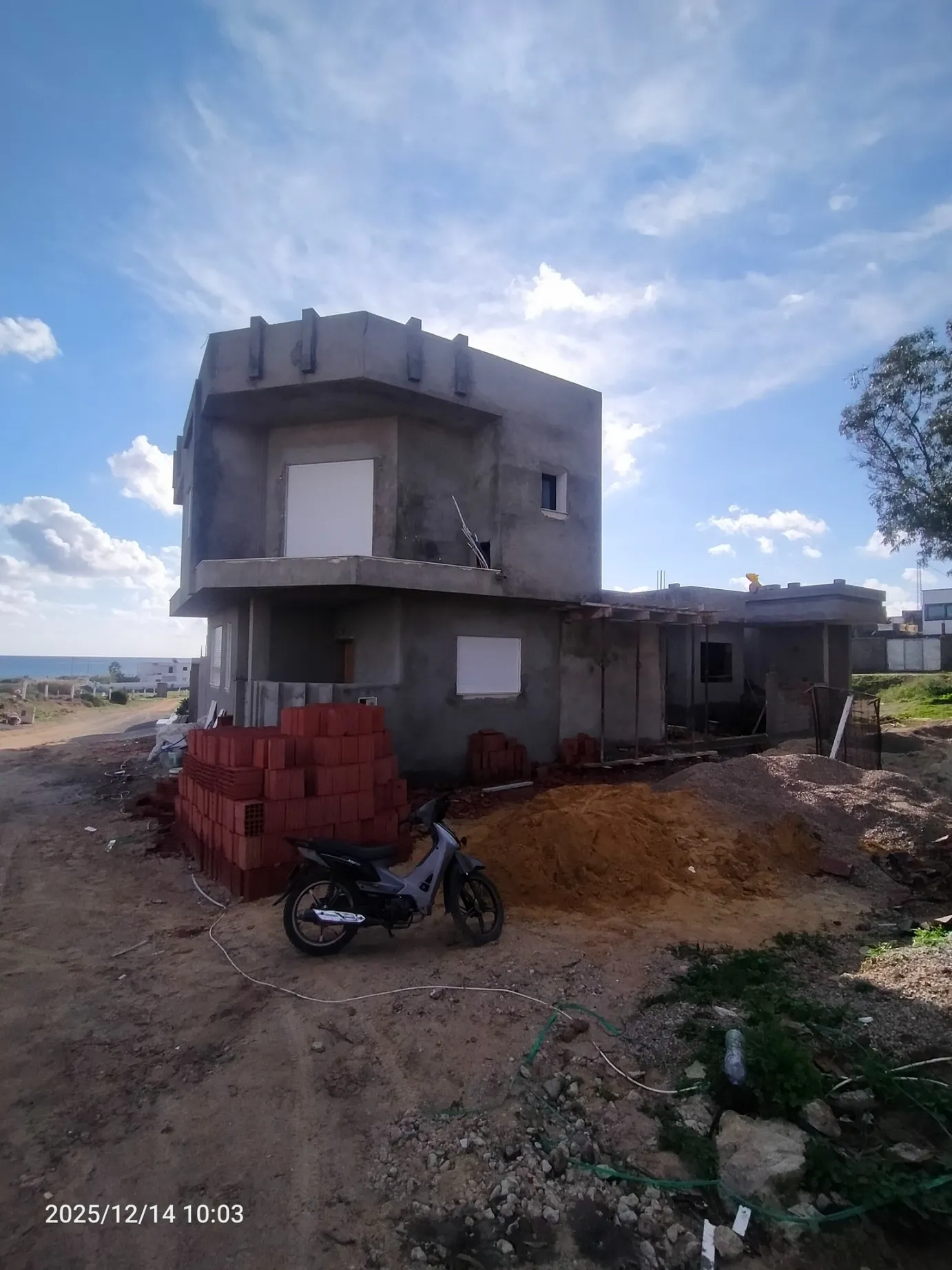 للبيع منزل مستقل في بحر الهوارية يبعد 70 متر على الشاطئ نسلموه جاهز للسكن