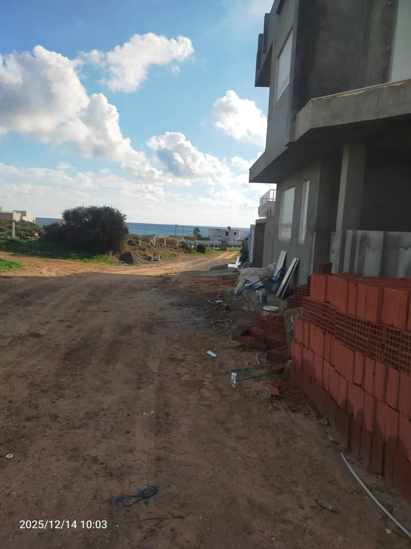 للبيع منزل مستقل في بحر الهوارية يبعد 70 متر على الشاطئ نسلموه جاهز للسكن