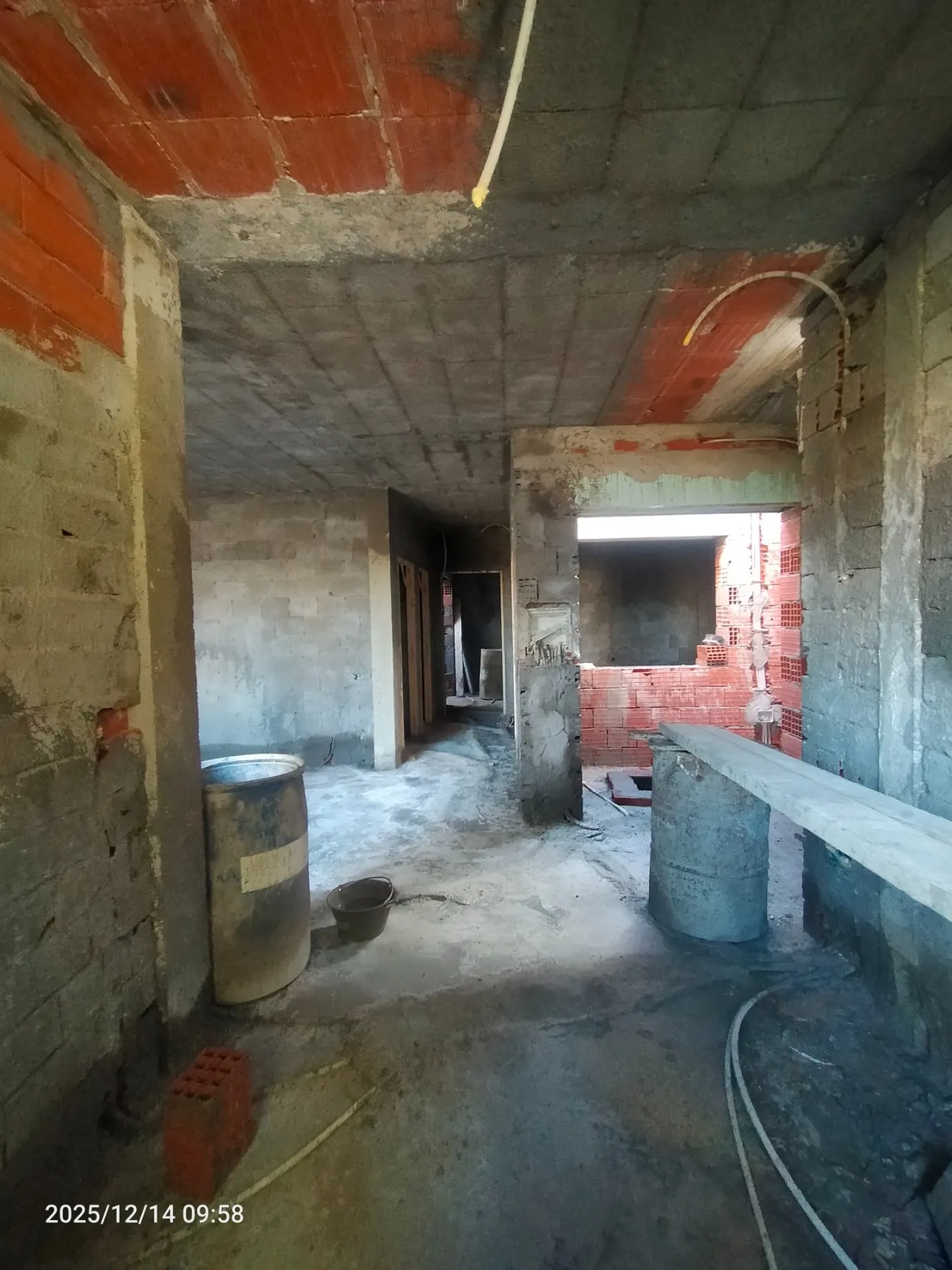 للبيع منزل مستقل في بحر الهوارية يبعد 70 متر على الشاطئ نسلموه جاهز للسكن