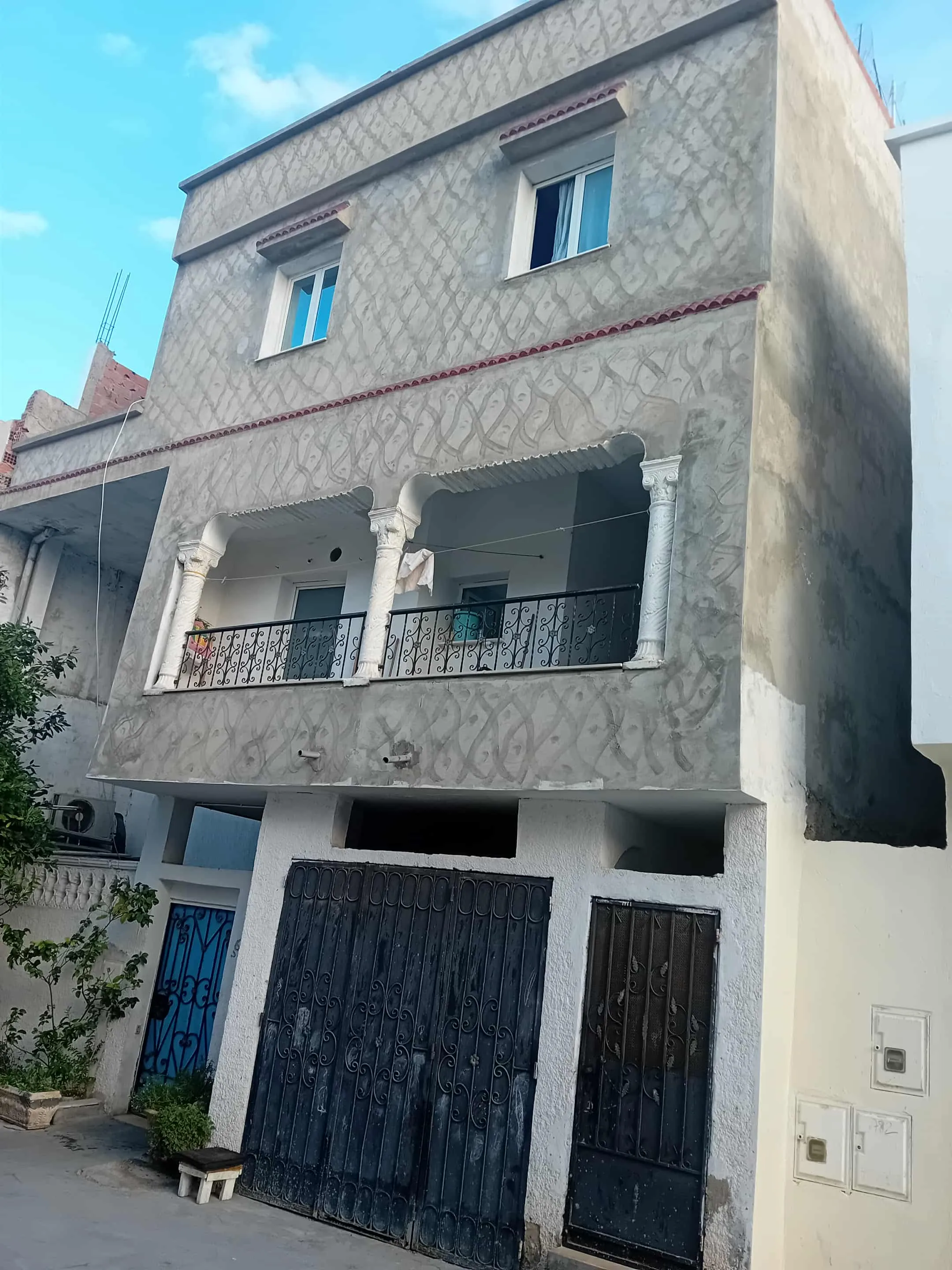 منزل للبيع 3 طوابق مساحته 120 متر مربع حي الفتح سيدي حسين : الهاتف : 50591590