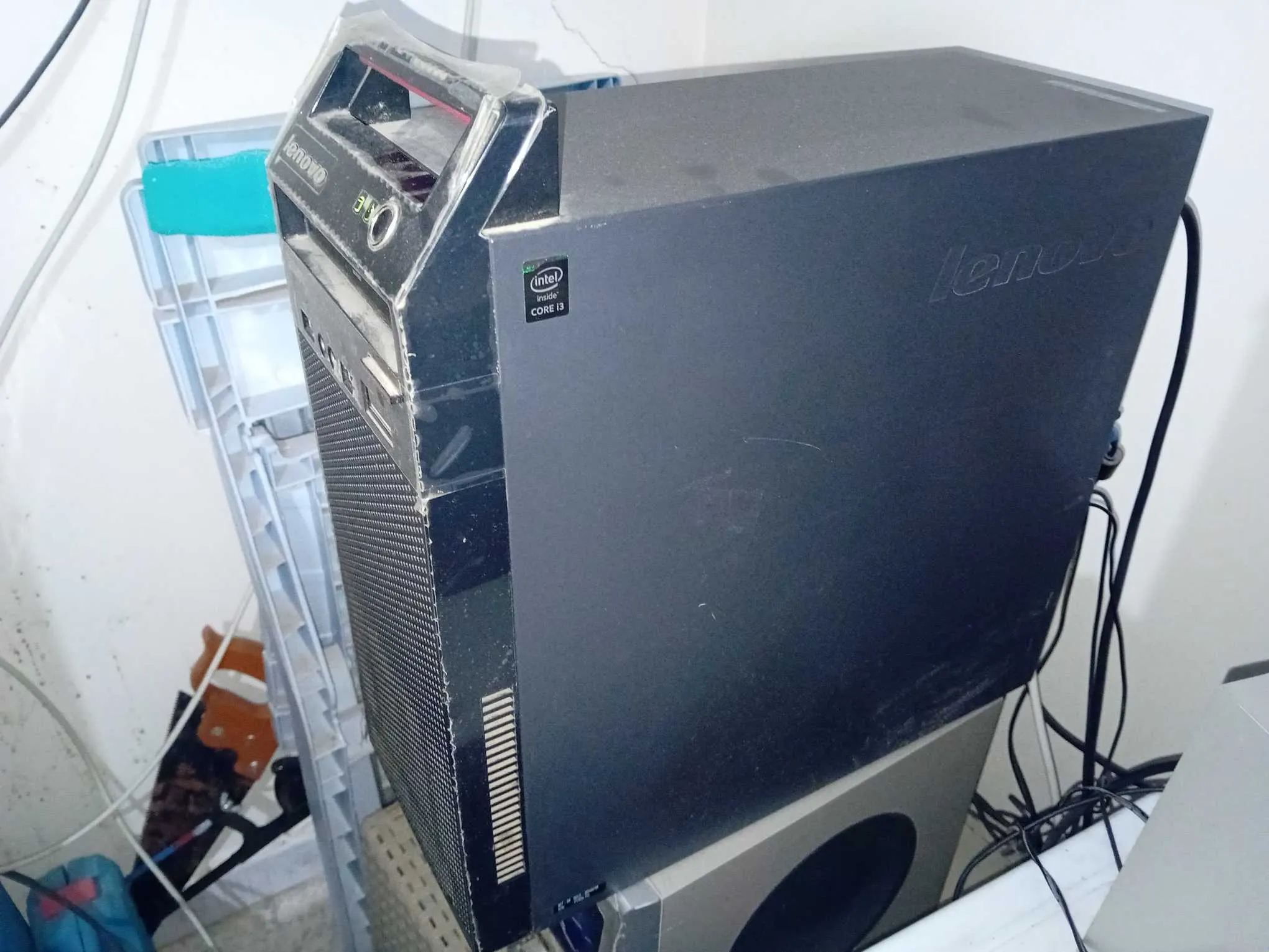 A vendre un ordinateur de Bureau ram: 8 Go, avec écran Samsung 23 pouces en bon état