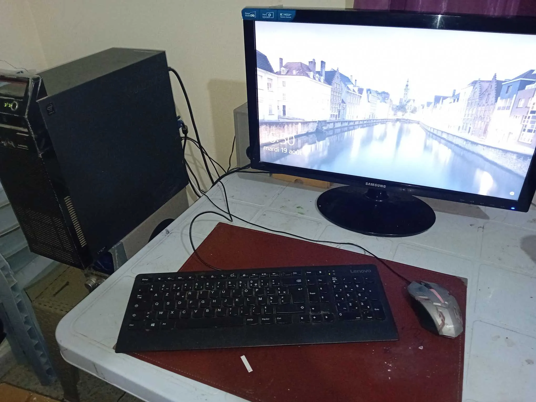 A vendre un ordinateur de Bureau ram: 8 Go, avec écran Samsung 23 pouces en bon état