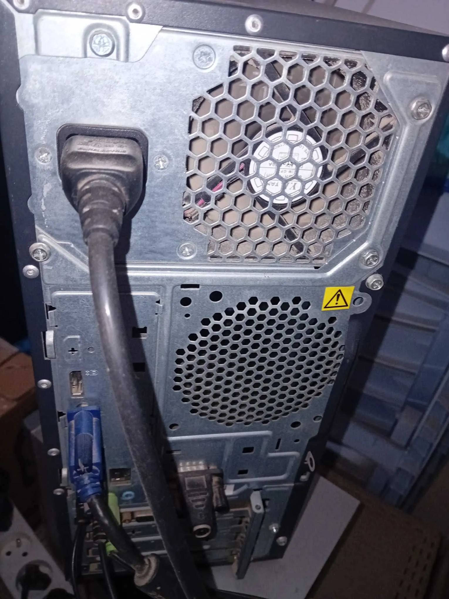 A vendre un ordinateur de Bureau ram: 8 Go, avec écran Samsung 23 pouces en bon état