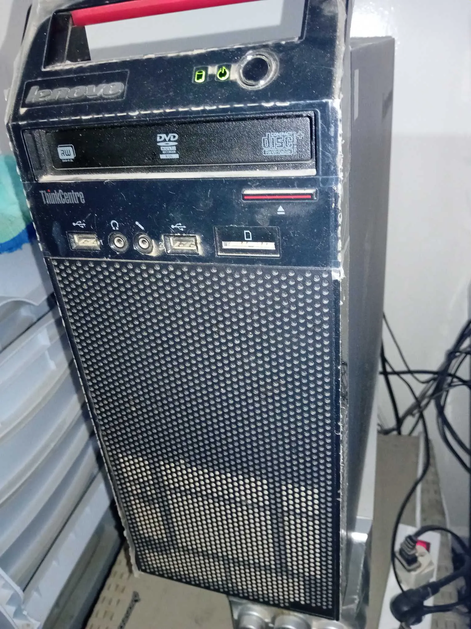 A vendre un ordinateur de Bureau ram: 8 Go, avec écran Samsung 23 pouces en bon état