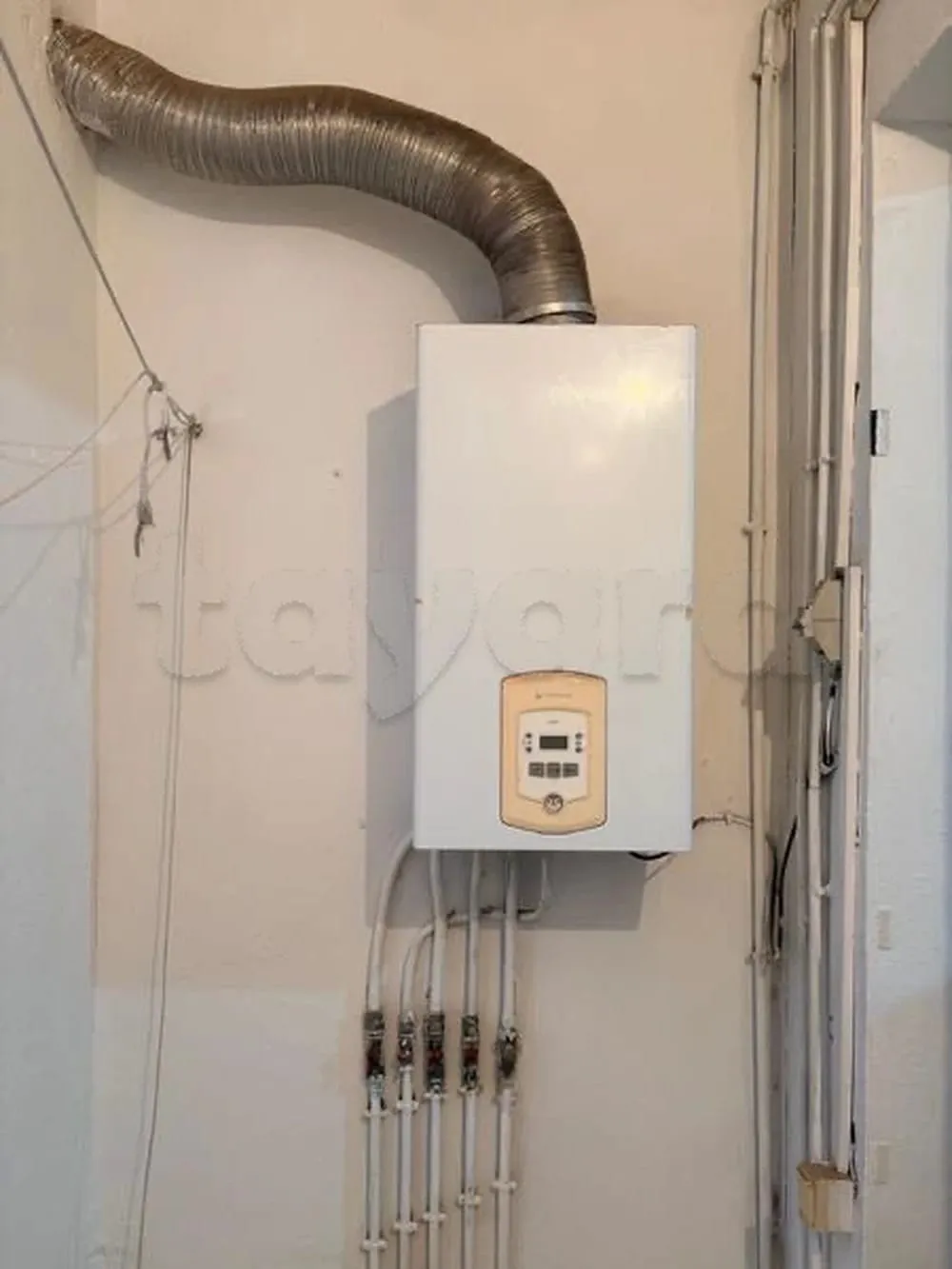 un spacieux appartement s+3 au 1er étage a louer a cité olympique en face de l’école primaire mongi slim