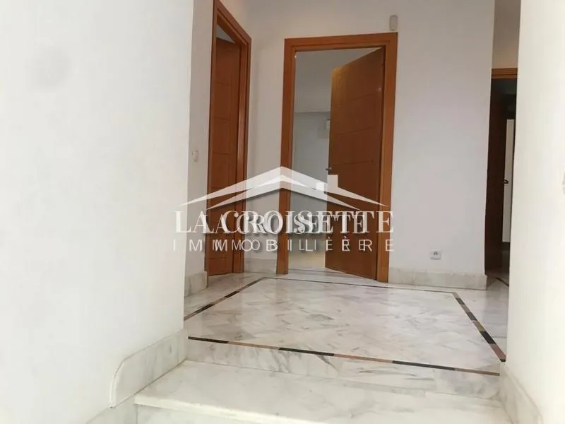 Villa S+5 à Ain Zaghouan Nord pour un usage bureautique MBL0516