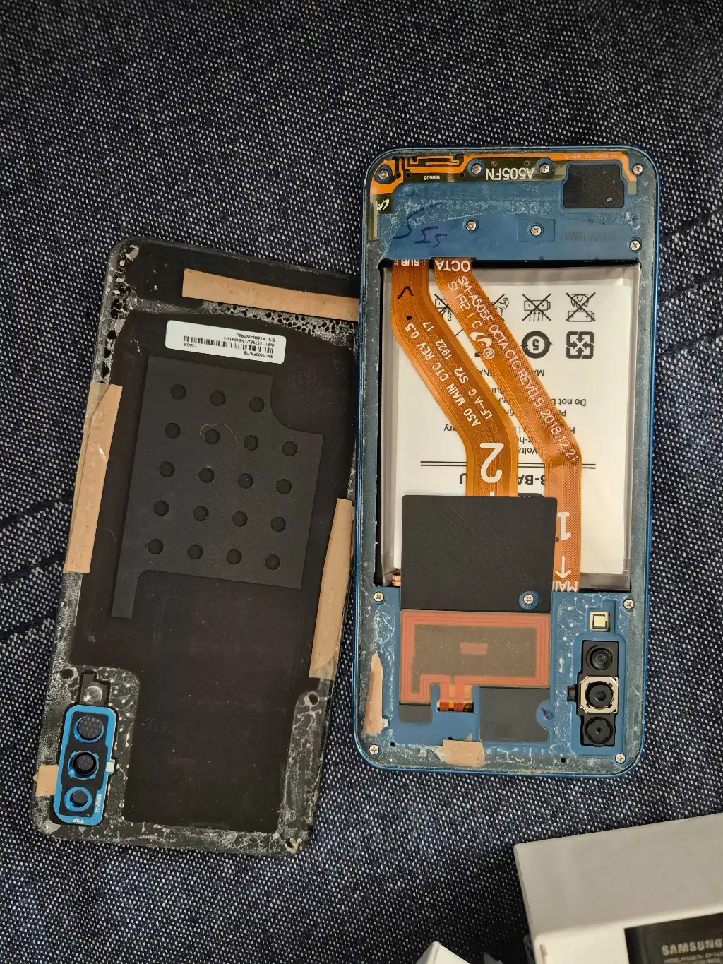 Samsung Galaxy A50 (Bleu, 128 Go) – Pour bricoleur / À réparer – Avec écran neuf et accessoires
