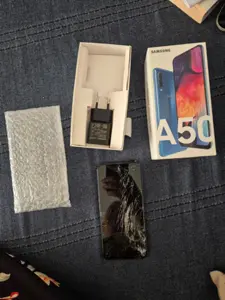 Samsung Galaxy A50 (Bleu, 128 Go) – Pour bricoleur / À réparer – Avec écran neuf et accessoires