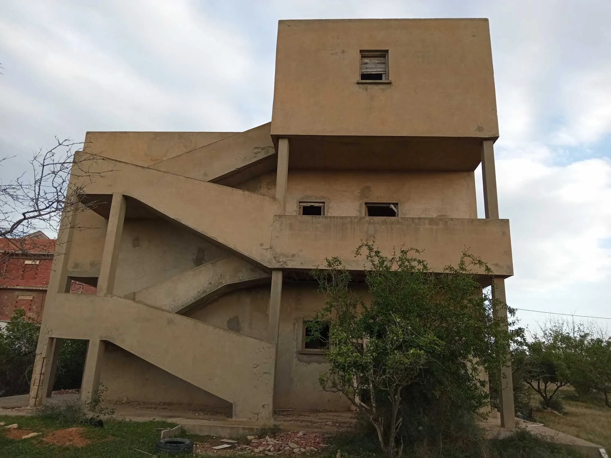 Terrain à vendre avec une villa inachevée de deux étages séparés 