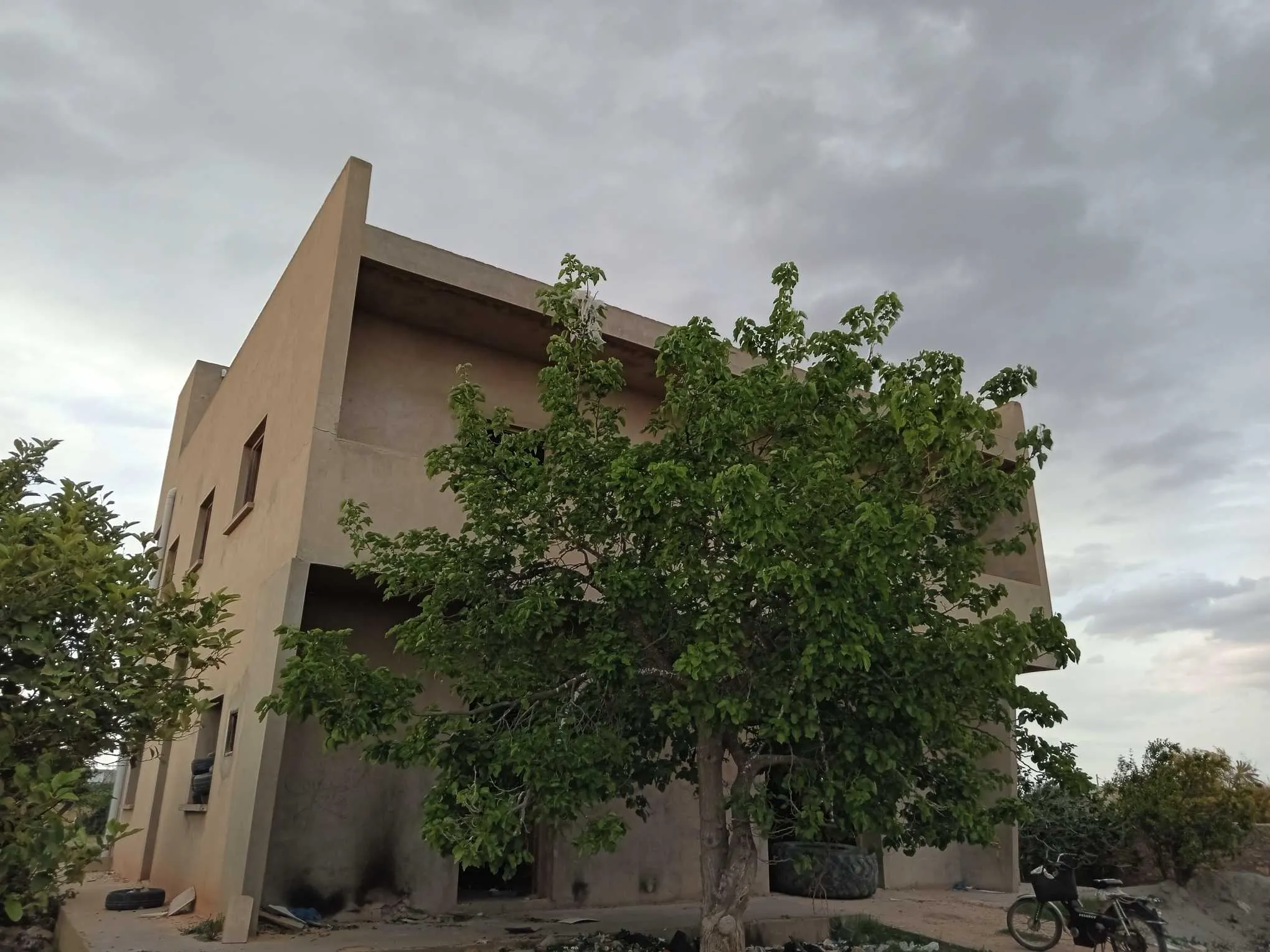 Terrain à vendre avec une villa inachevée de deux étages séparés 