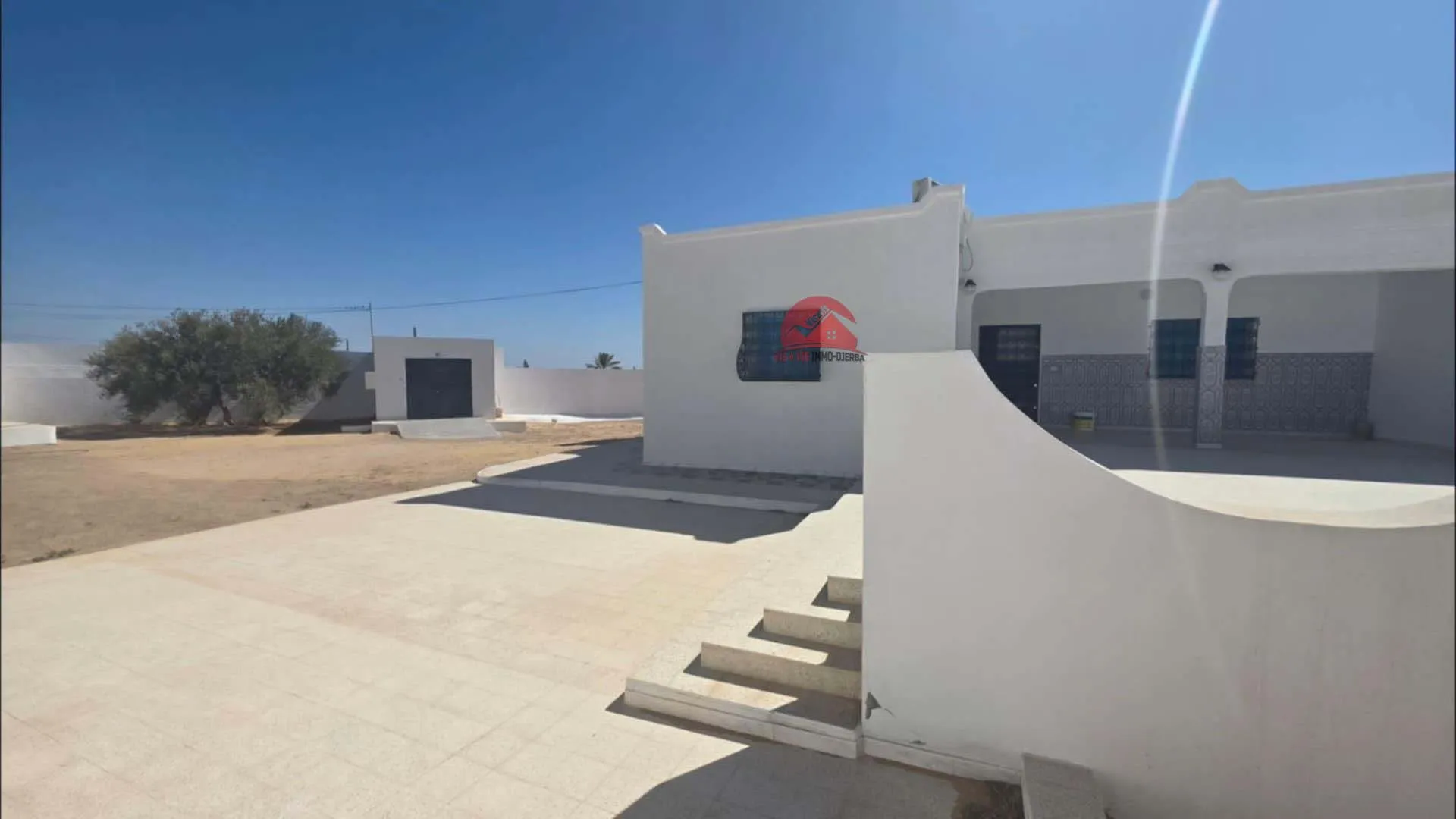 MAISON AVEC TERRAIN À VENDRE À HOUMT SOUK DJERBA ZA - RÉF V724