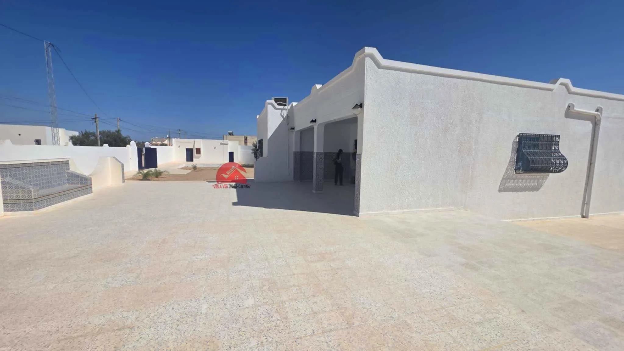 MAISON AVEC TERRAIN À VENDRE À HOUMT SOUK DJERBA ZA - RÉF V724