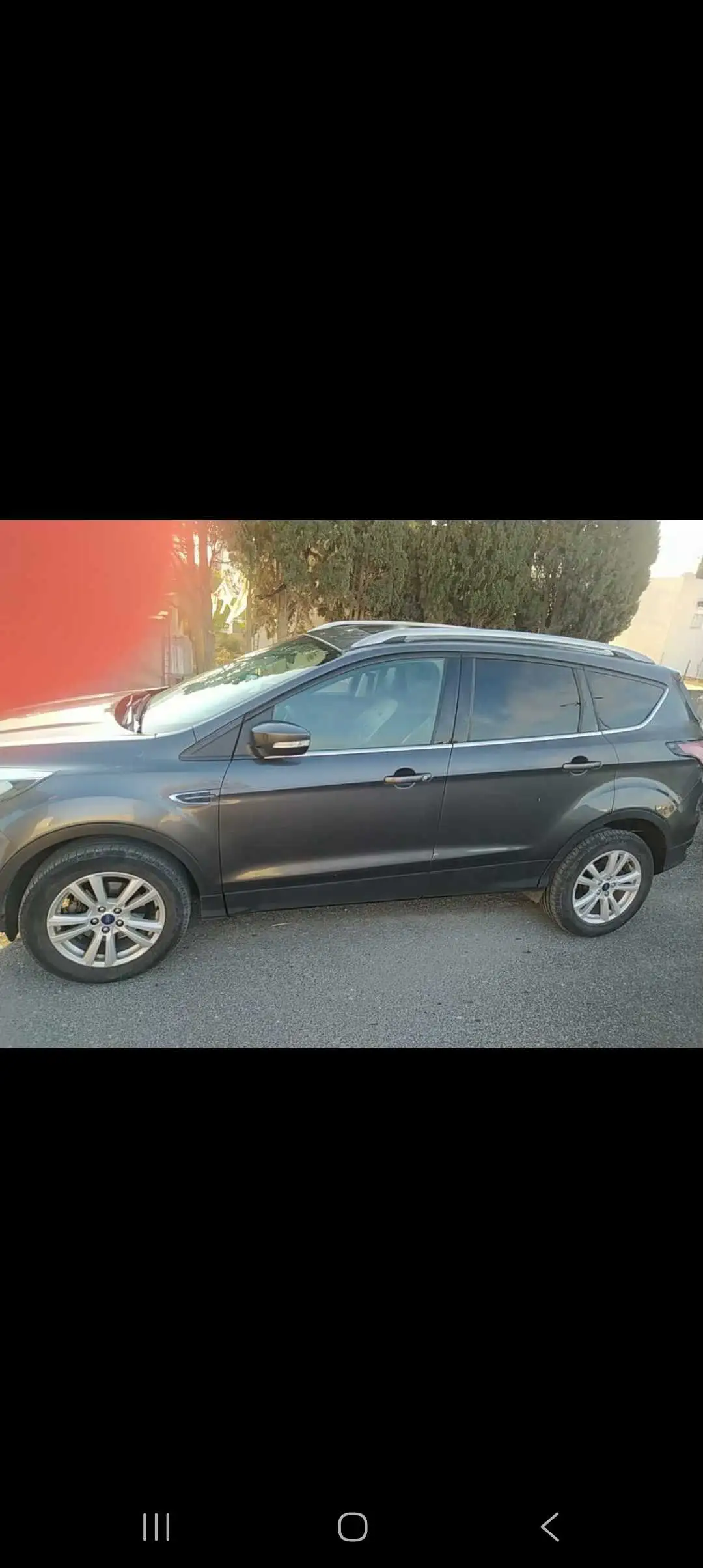 A vendre Ford kuga essence première main année 2019 touttops tel 55090199