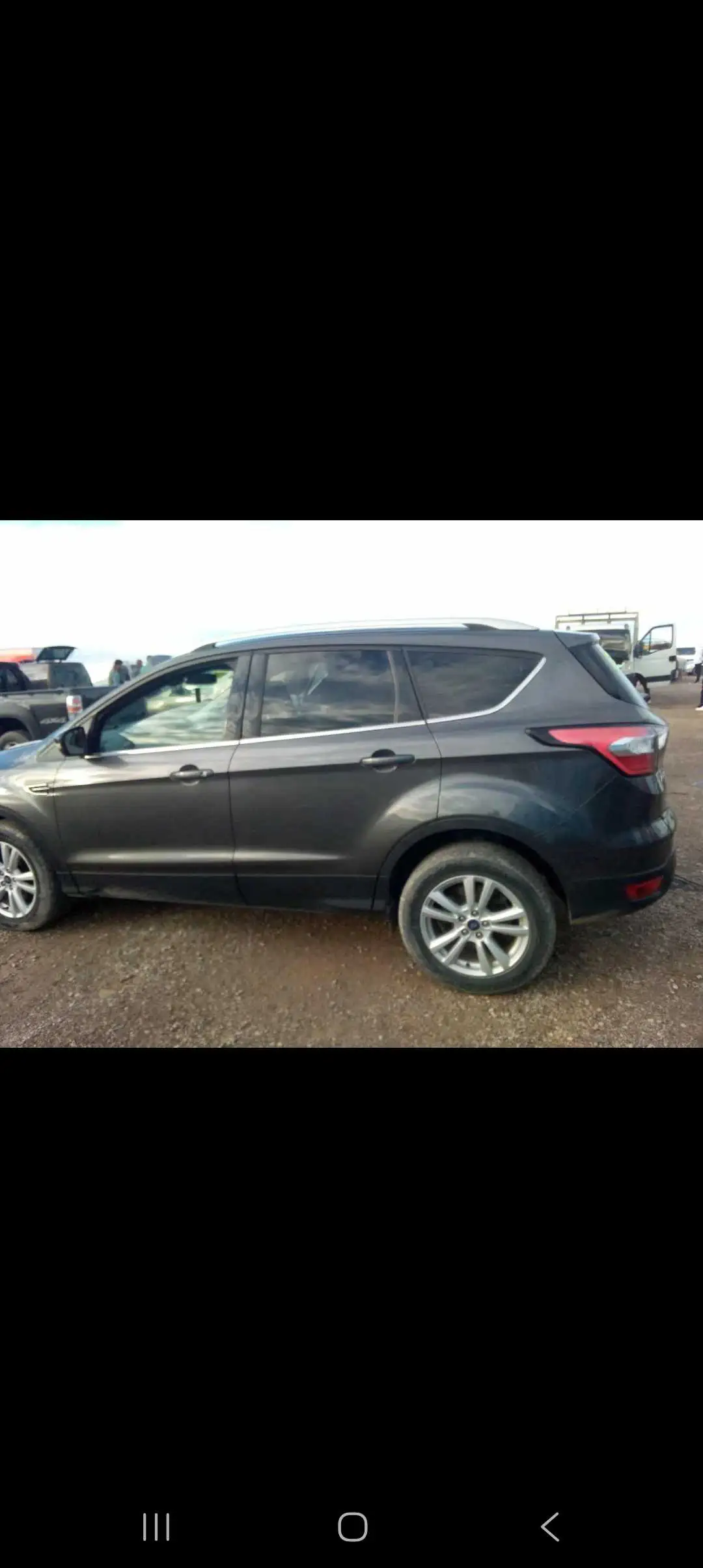 A vendre Ford kuga essence première main année 2019 touttops tel 55090199