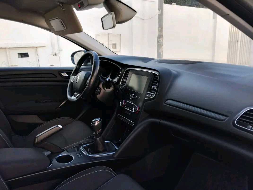 RENAULT MEGANE FULL OPTION PREMIÈRE MAIN