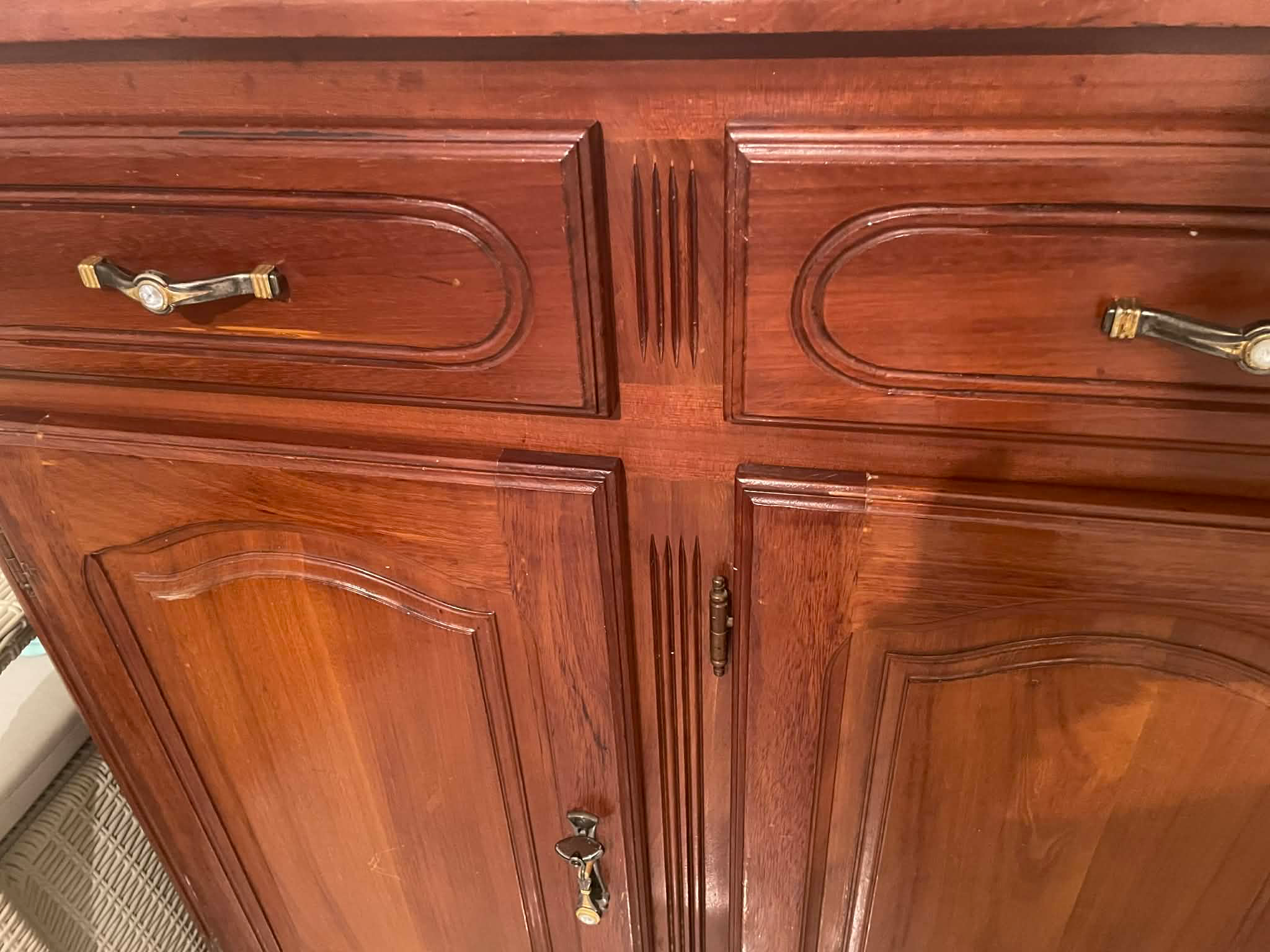 Buffet en bois acajou en bon état 