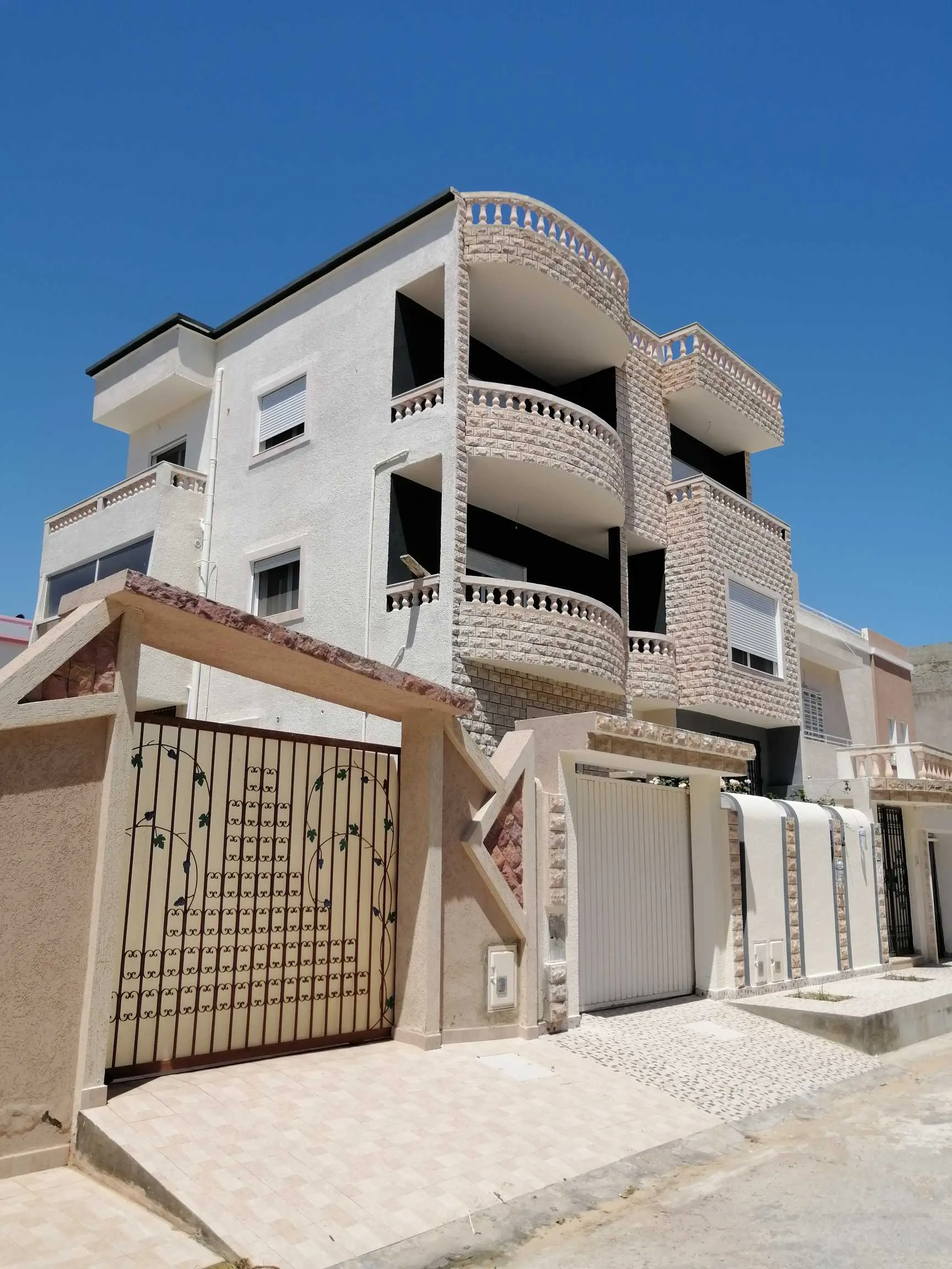 Quadruplex (villa + style américain + sous-sol) à Borj Cédria-Soliman Plage Jehmi