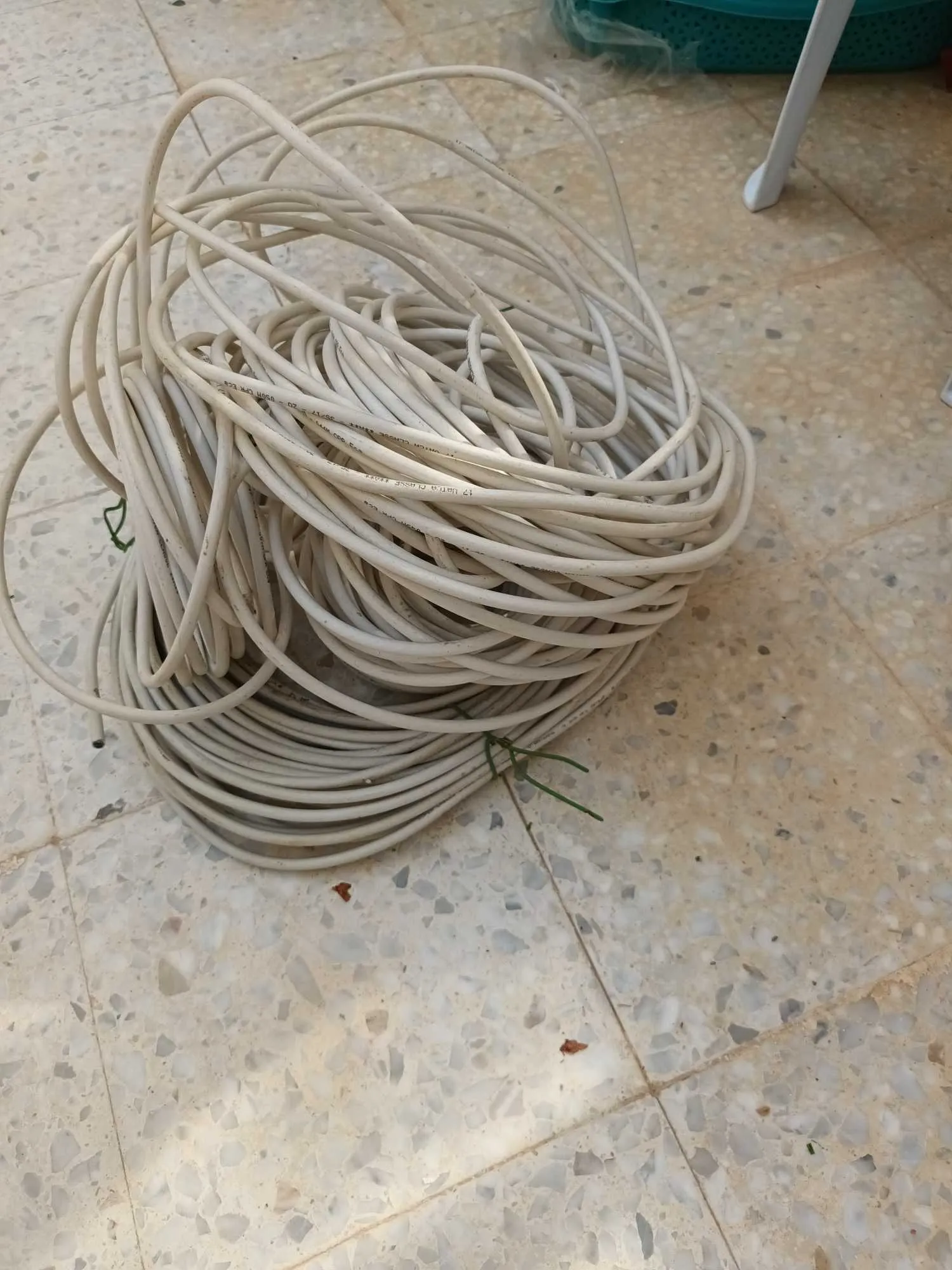 Cable antenne a peu près 100 mètres ou plus 