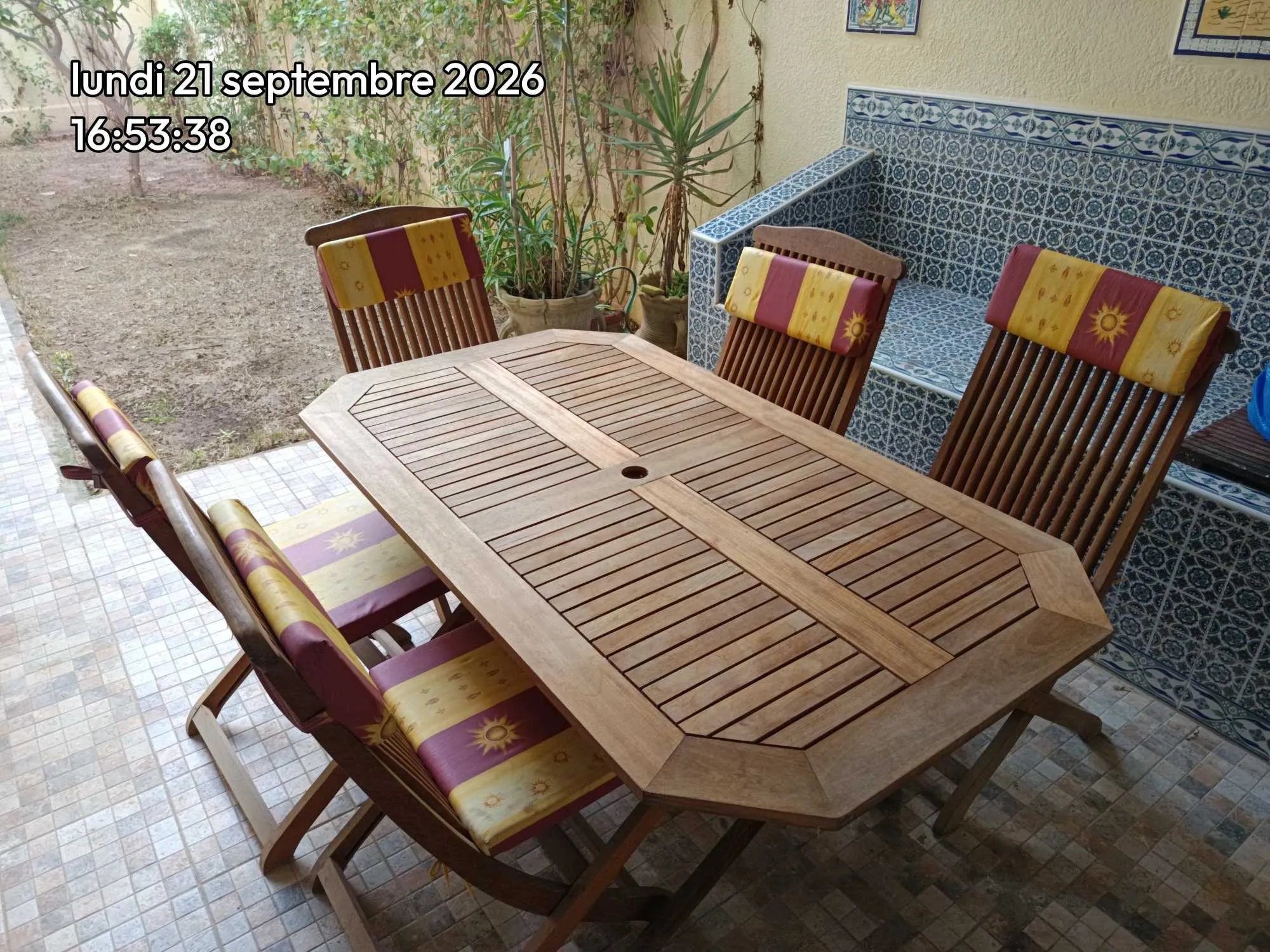 Table en Teck avec ses 5 chaises.