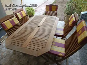 Table en Teck avec ses 5 chaises.