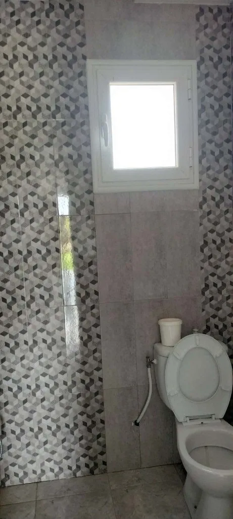 deux maisons près de la mer