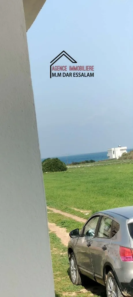 deux maisons près de la mer