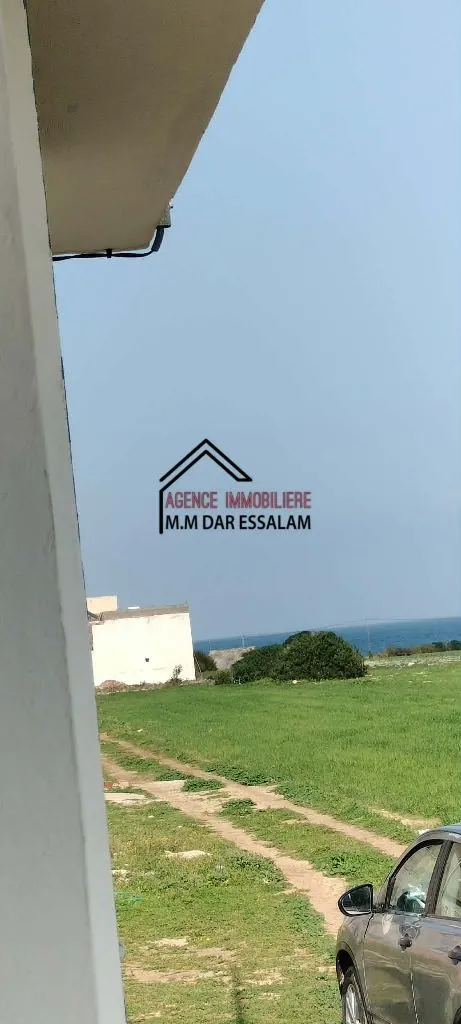 deux maisons près de la mer