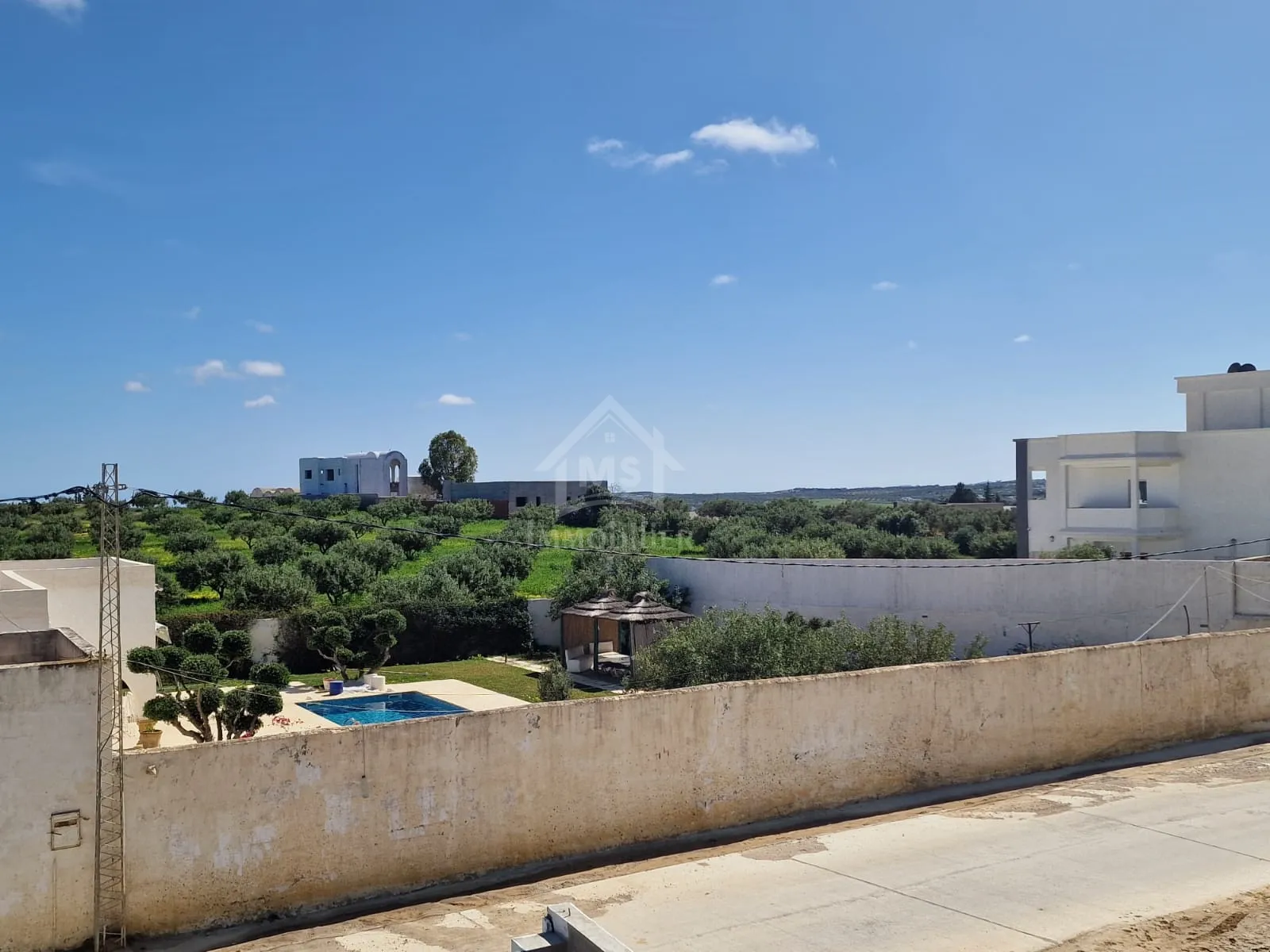   51355351للبيع أرض صبغة سكنية مساحتهتا 387 م² في الحمامات