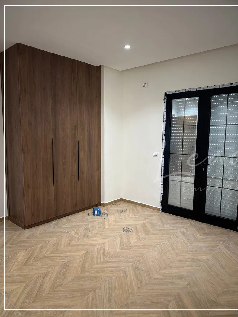 À vendre, une magnifique villa S+6 située à Manouba, offrant une superficie totale de 360 m².
