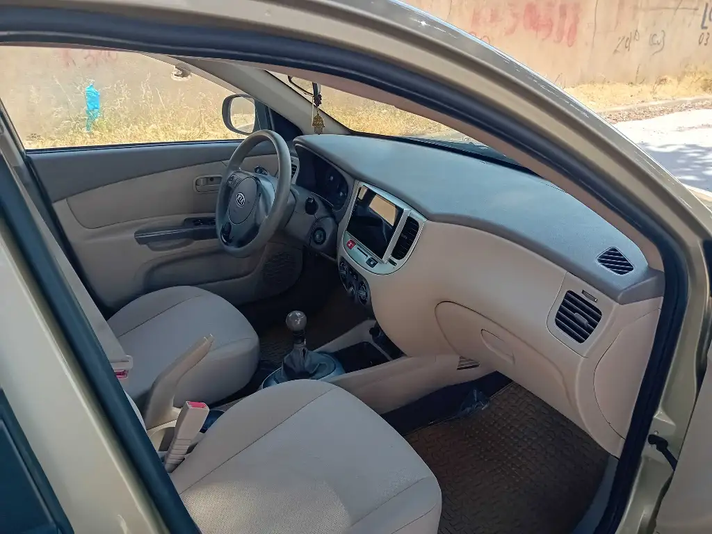 A vendre kia rio essence 6 cv année 2010 touttops tel 55090199
