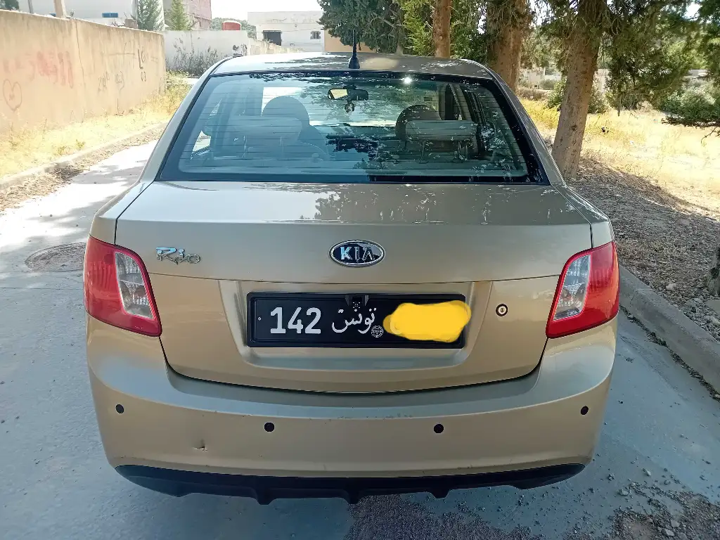 A vendre kia rio essence 6 cv année 2010 touttops tel 55090199