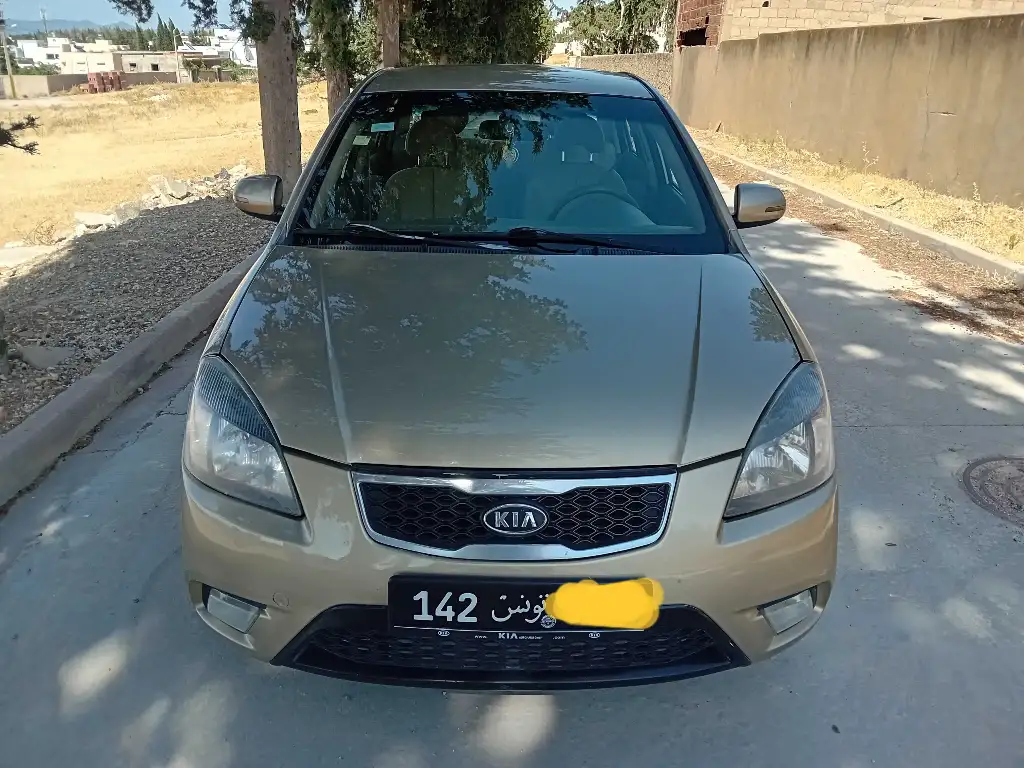 A vendre kia rio essence 6 cv année 2010 touttops tel 55090199
