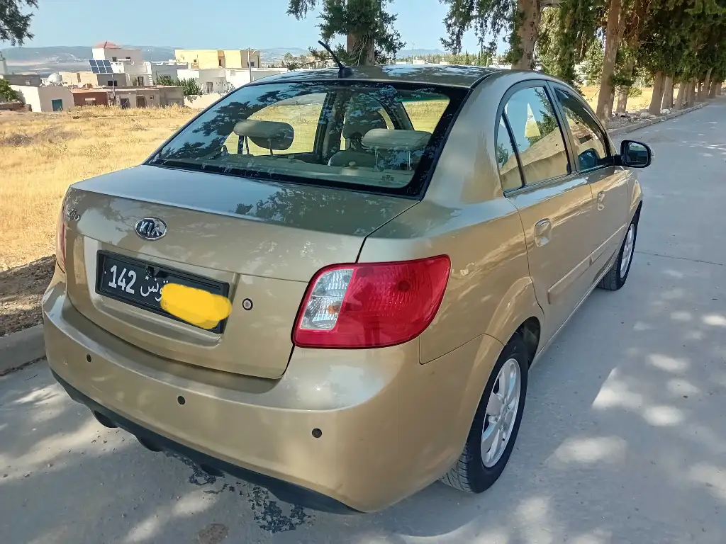 A vendre kia rio essence 6 cv année 2010 touttops tel 55090199