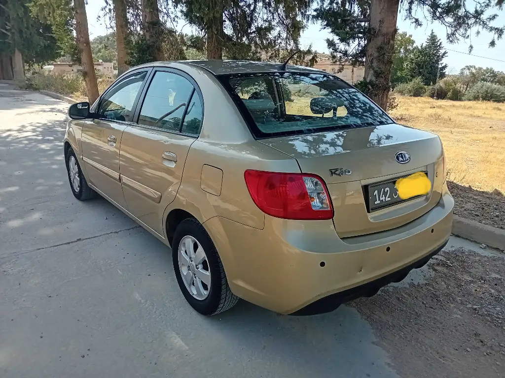 A vendre kia rio essence 6 cv année 2010 touttops tel 55090199