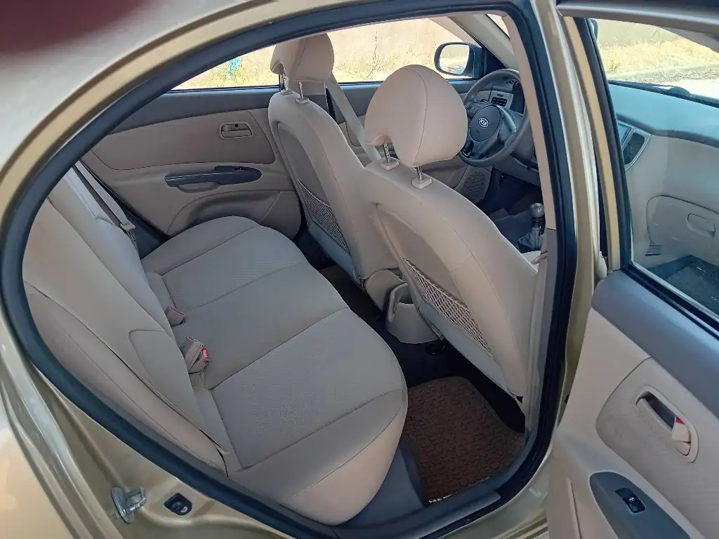 A vendre kia rio essence 6 cv année 2010 touttops tel 55090199