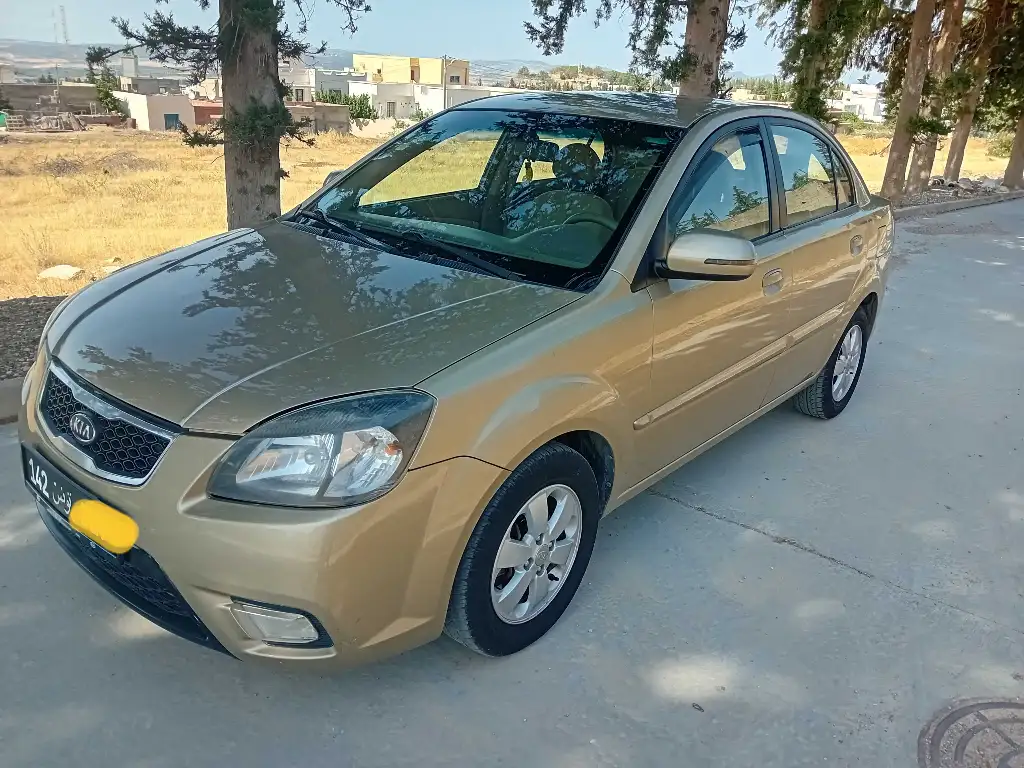 A vendre kia rio essence 6 cv année 2010 touttops tel 55090199