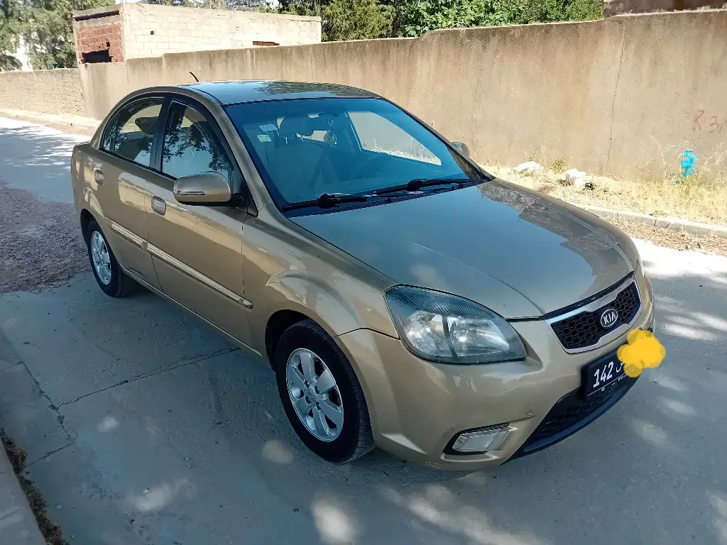 A vendre kia rio essence 6 cv année 2010 touttops tel 55090199