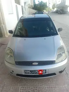 Tres belle ford fiesta essence 5cv essence tout option tres propre