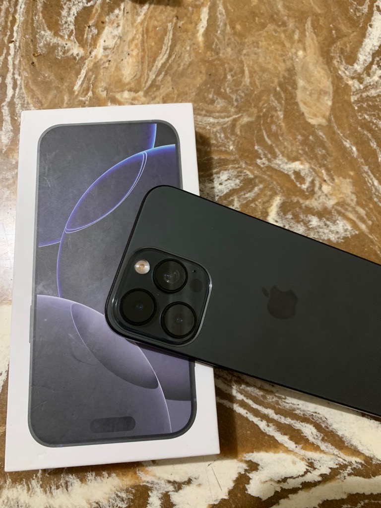 iPhone 16 Pro Max - Black Titanium (Copie)
